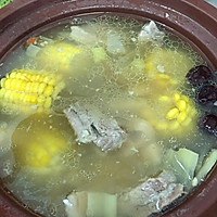 莲藕玉米排骨汤的做法图解1