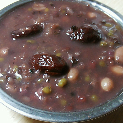 红枣黑米花生红豆薏仁糯米粥