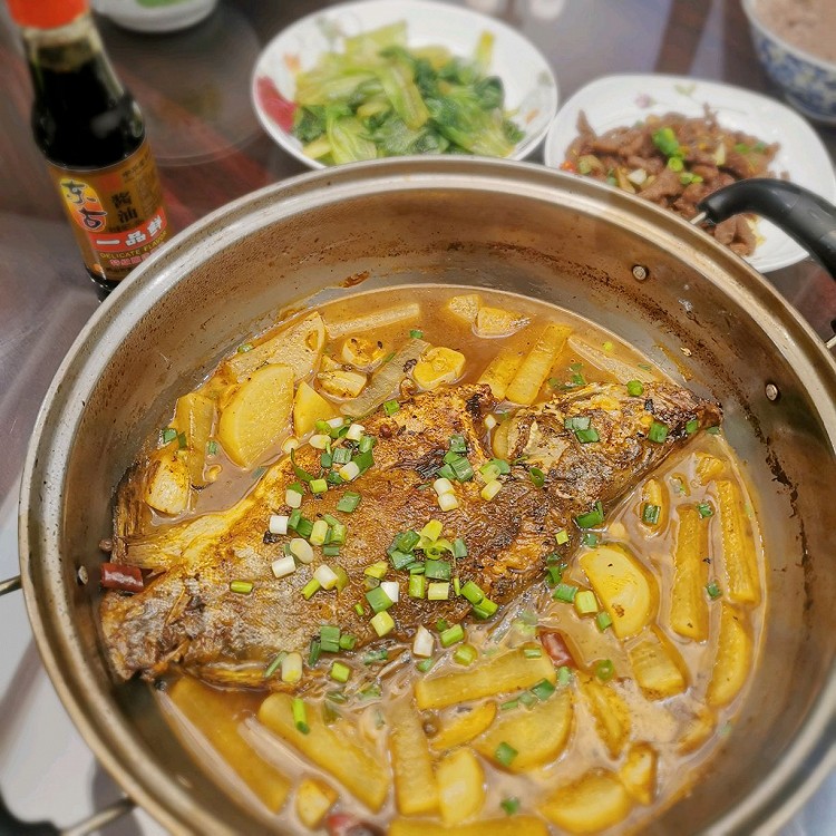儿时的味道——铁锅鳜鱼炖萝卜的做法