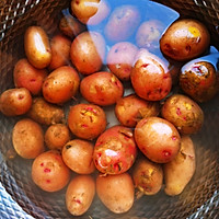 香烤云南红皮小土豆的做法图解2