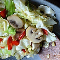 甘蓝炒蘑菇的做法图解3