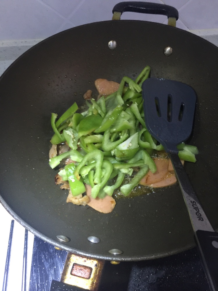烧烤肉炒青椒的做法图解5