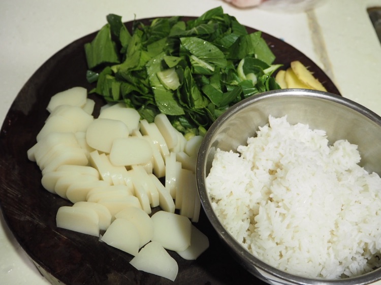 年糕青菜泡饭的做法图解1