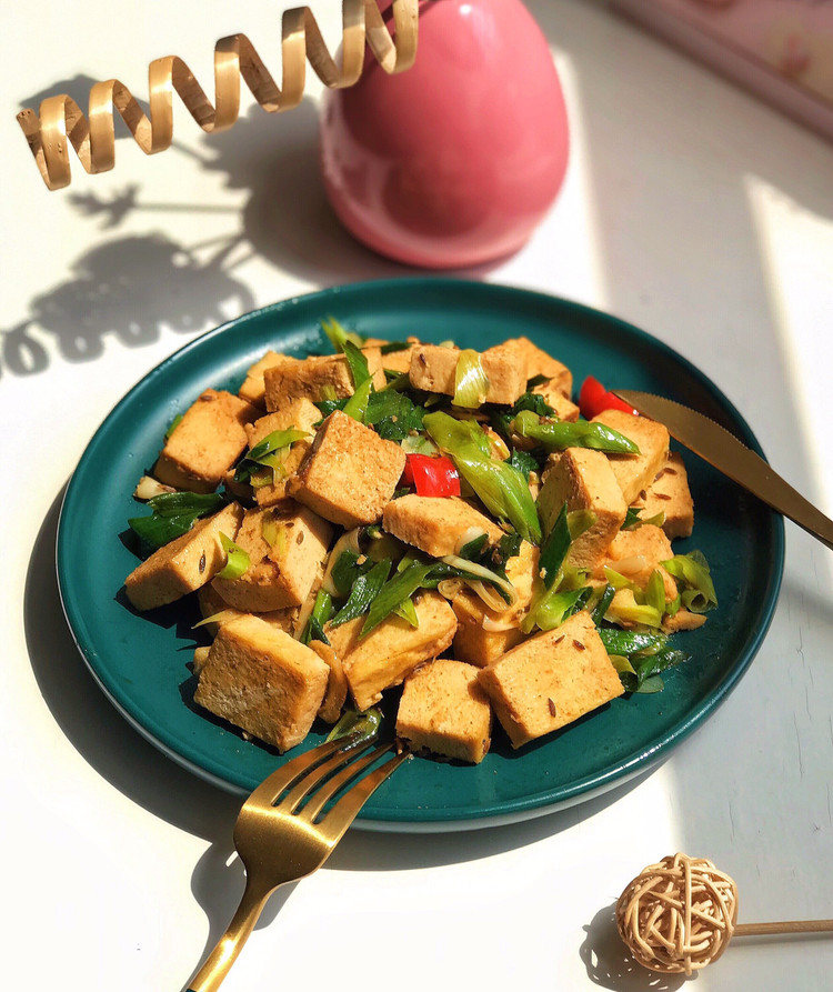 独特孜然烧烤口味的炒冻豆腐的做法