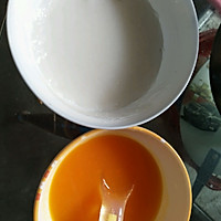 胡萝卜蛋黄米糊的做法图解2