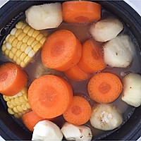 玉米红萝卜马蹄猪骨汤的做法图解1