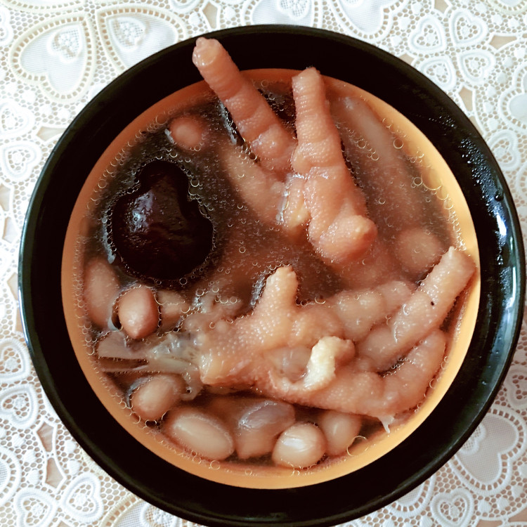 胶原蛋白之莲藕花生红枣鸡爪汤的做法