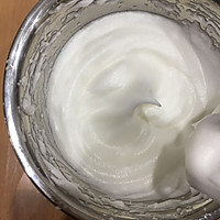 不太一样的戚风做法-------黄桃裱花奶油戚风（超详解））的做法图解11