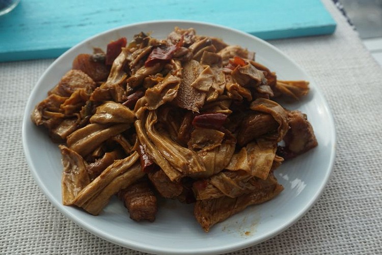 红烧腐竹五花肉的做法