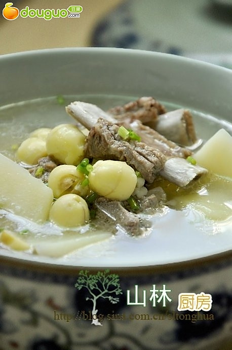 莲子土豆排骨汤的做法