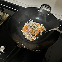 水蜜桃海鲜铁板炒饭的做法图解6