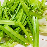 香芹爆螺丝的做法图解1
