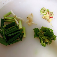 蒜苔爆炒鱿鱼的做法图解1