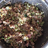 猪肉香菇芹菜玉米馄饨的做法图解2
