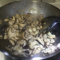 家常素菜：蒜爆双菇！炒蘑菇的做法图解5