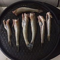 大骨汤炖小鲶鱼的做法图解4