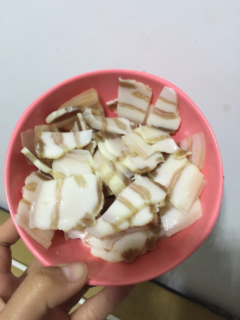 蒜苔炒腊肉的做法图解1