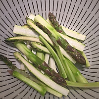芦笋煎三文鱼的做法图解1
