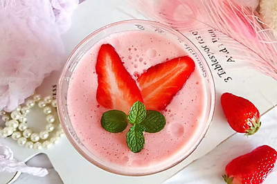 粉红少女心～草莓杯壁酸奶昔