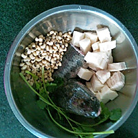 葛根白眉豆煲黑鱼汤的做法图解1
