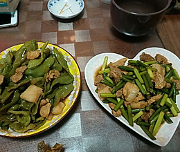 年菜辣椒炒肉、蒜苔炒肉的做法