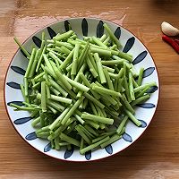 清炒酸辣空心菜梗。的做法图解2