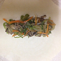 牛肉蔬菜馅儿春卷的做法图解4