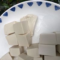 吸饱汤汁 牡蛎豆腐煲的做法图解4