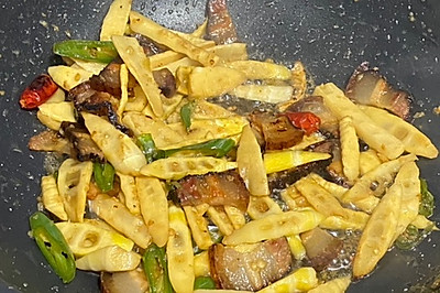 超级下饭的家常菜！！（竹笋炒腊肉）