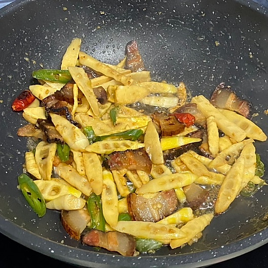超级下饭的家常菜！！（竹笋炒腊肉）的做法