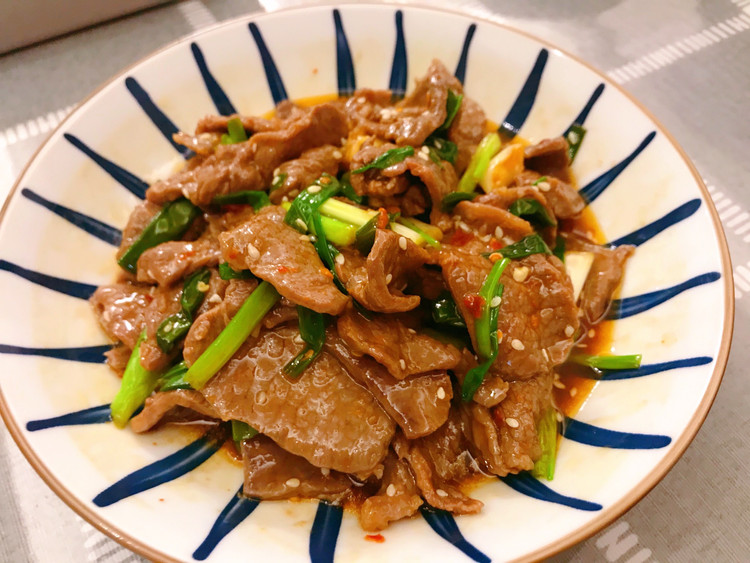 香菜牛肉（香葱牛肉）-夏天追剧下酒下饭菜的做法