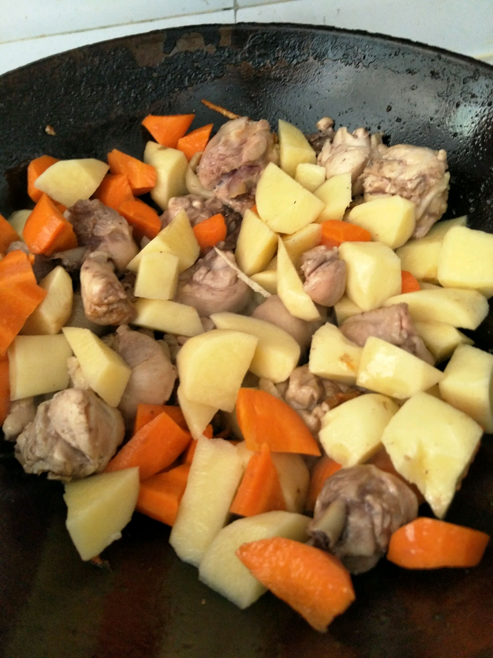 鸡腿肉炖胡萝卜蘑菇，秋季可以常吃的家常菜，营养丰富，食材简单 - 哔哩哔哩