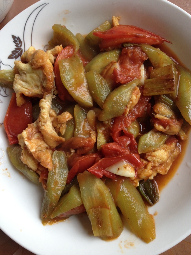 Fried egg with towel gourd and tomato