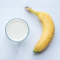 超级简单方便的美味奶昔——香蕉奶昔的做法图解1