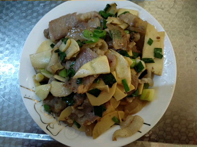 腊肉烧冬笋的做法