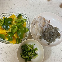 用心去做的一到菜:虾仁青椒鱿鱼的做法图解3