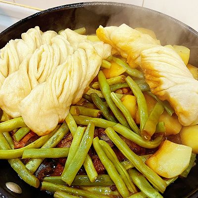 一锅出（排骨炖豆角土豆、发面卷子）