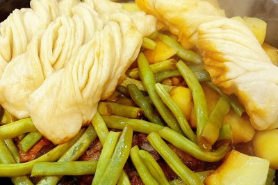 一锅出（排骨炖豆角土豆、发面卷子）