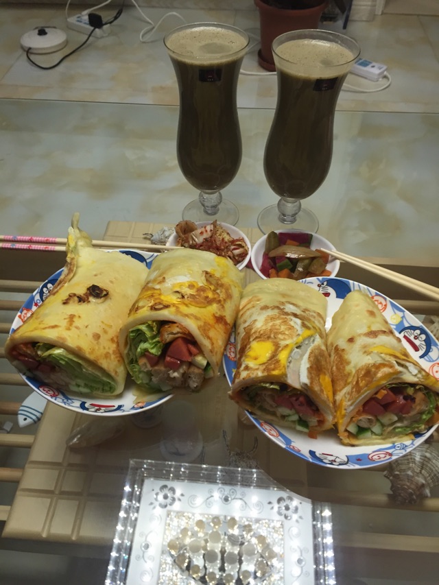 老干妈煎饼果子加五谷豆浆的做法