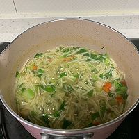 宝宝辅食：鲜虾金针菇红椒空心菜汤面的做法图解4