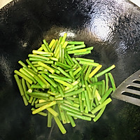 肉丝炒蒜苗（蒜苔）的做法图解7