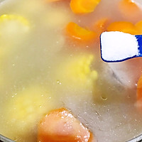 清淡不油腻——玉米胡萝卜薏仁猪展汤的做法图解12