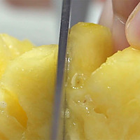 自制椰汁菠萝冰沙的做法图解2