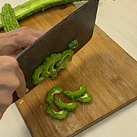 芒果苦瓜虾仁的做法图解1