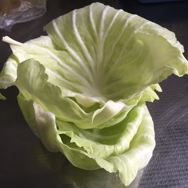 包菜一层层取完整的叶子,洗净开水锅中火煮