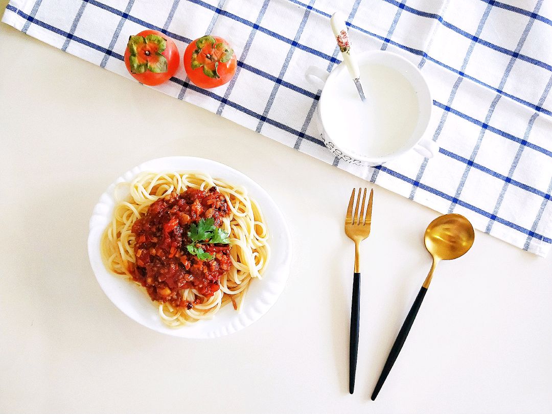 Spaghetti with tomato sauce