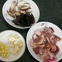 紫苏香菇炒鸭的做法图解1