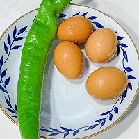 青椒炒鸡蛋的做法图解1