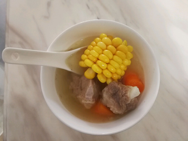 简易排骨玉米红萝卜汤的做法
