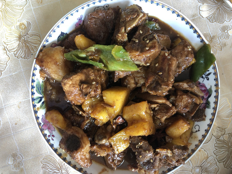 菠萝炖排骨的做法